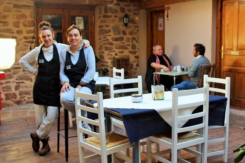 Ana e Irene, de Casa de Comidas Irene, posan en su establecimiento de Viniegra de Abajo. 