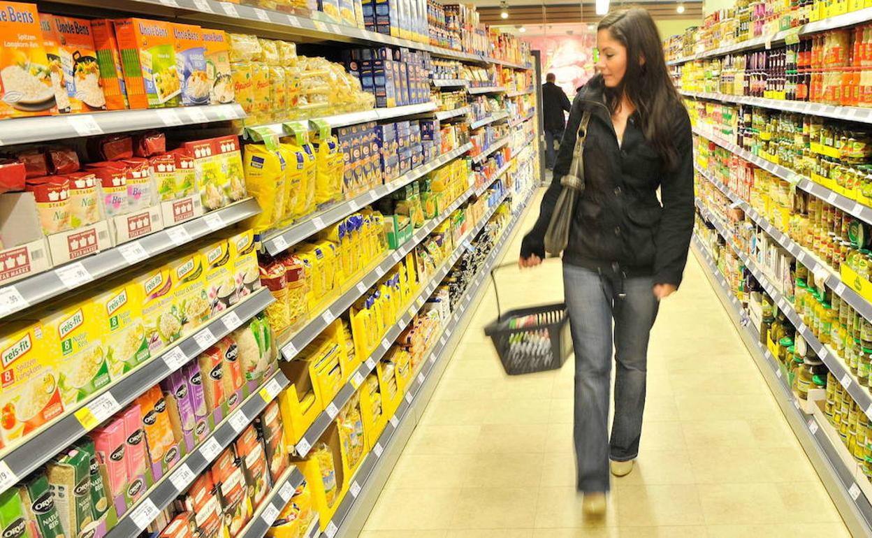 Una mujer hace la compra en un supermercado de Dusseldorf. 