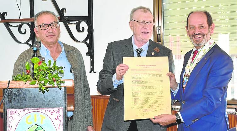 José Luis Prusén recibe los atributos de 'Castañero Mayor del Bierzo'. 