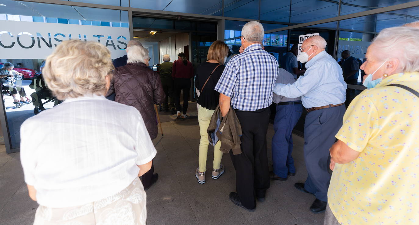 Fila de personas esperando la dosis de refuerzo contra el COVID en el CIBIR el pasado mes de octubre. 