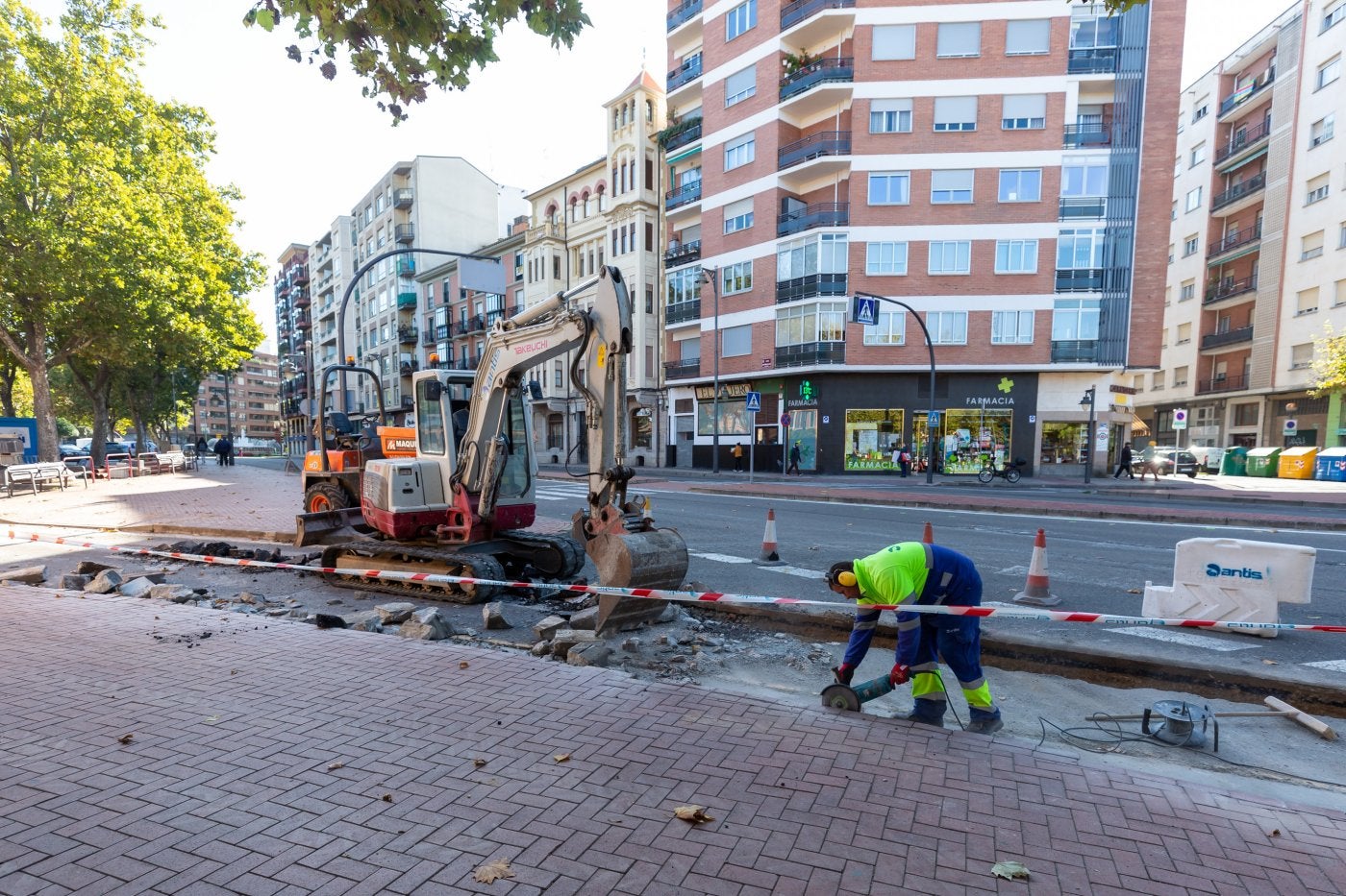 El carril bici de General Urrutia hasta El Cubo está casi listo y las obras del eje este-oeste han llegado a la calle Comandancia, con lo que queda reordenar el parking de Ángel Bayo, reconfigurar la rotonda de la fuente de Murrieta y hacer carril desde ahí a Las Palmeras.