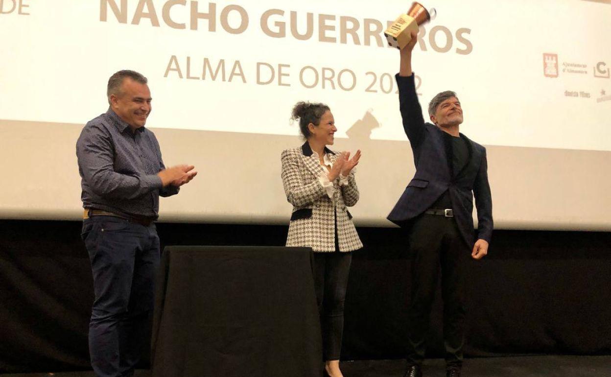 El actor calagurritano, en la recogida del premio. 