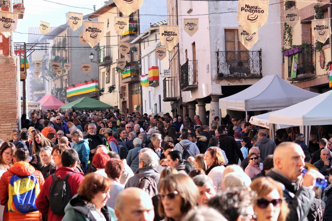 El pueblo de Pedroso se llenó de gente ávida de probar y comprar las nueces de la última cosecha y de pasar una mañana agradable. 