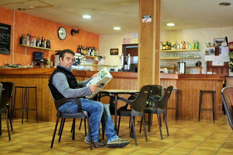 Ramón Barragán, en el interior del bar La Chata, en Nieva de Cameros. 