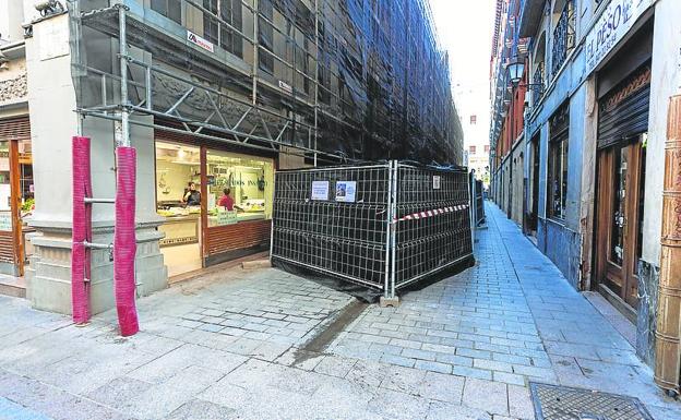 Las obras del mercado San Blas, que hasta hace nada se quedaban dentro de los muros de la plaza, en el sótano y en la primera planta permitiendo la actividad en la planta baja, han salido a la calle El Peso. Esta semana se ha sabido que podrán terminar más allá del plazo previsto. 