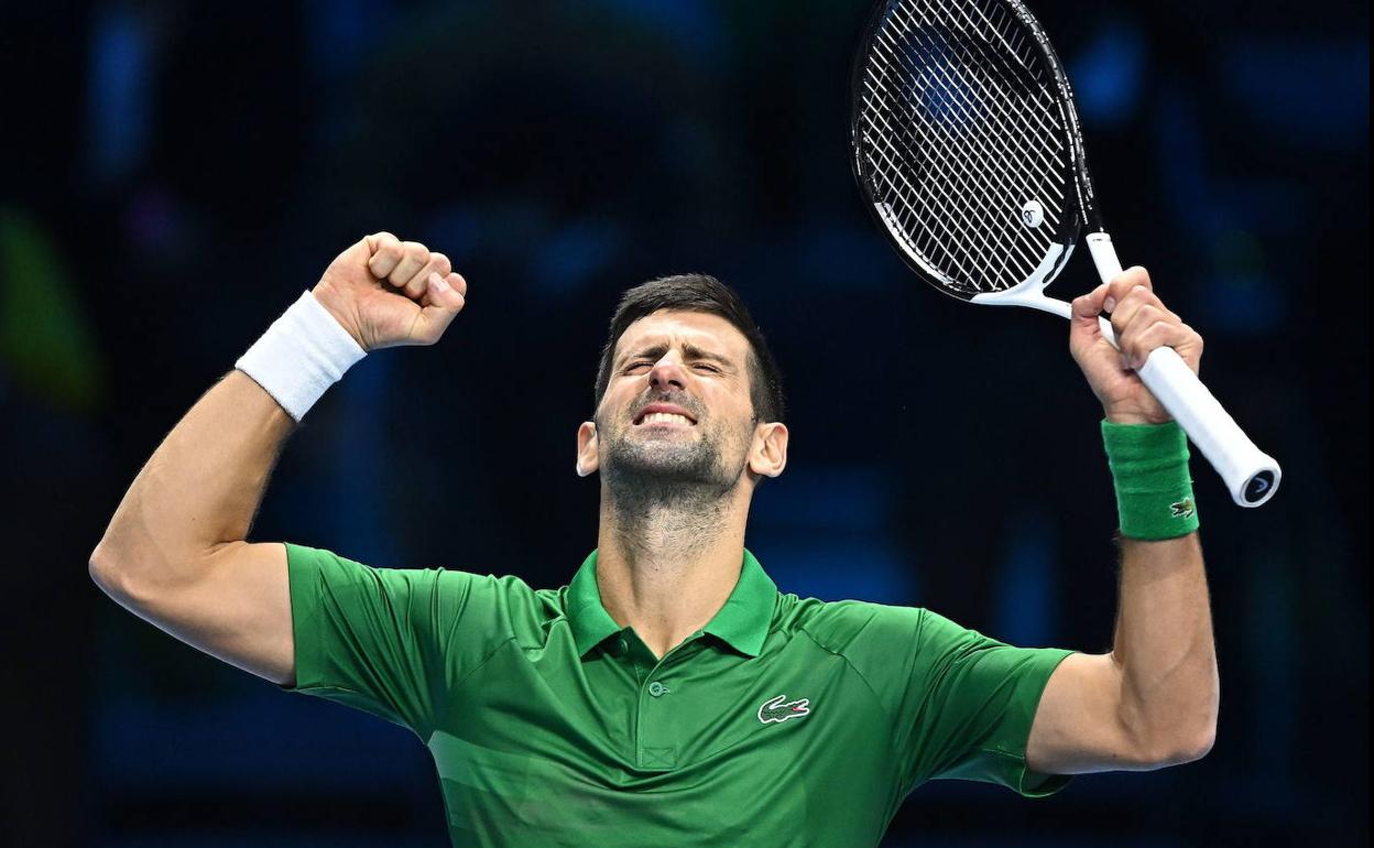 Djokovic celebra su victoria este lunes en Turín ante el griego Tsitsipas.