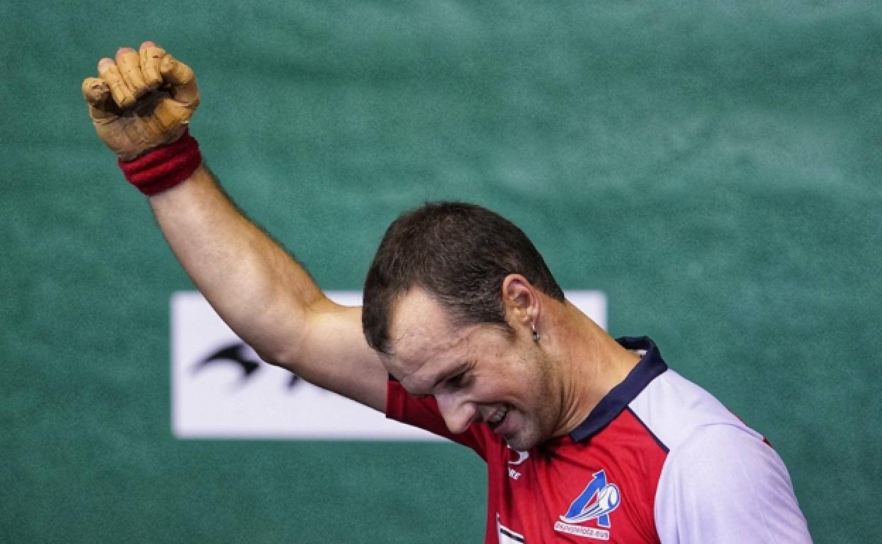 Aitor Elordi celebra su tercera plaza nada más finalizar el choque en el frontón de Mallabia. 