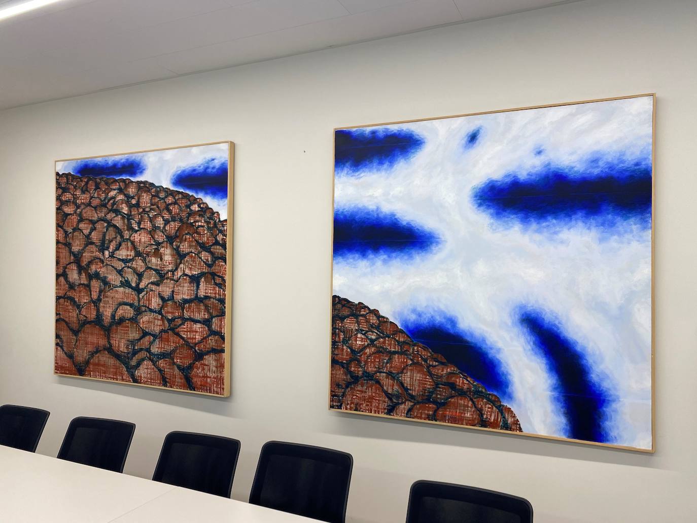 La obra de Colis, formada por dos lienzos, ya cuelga en el Parlamento de La Rioja. 