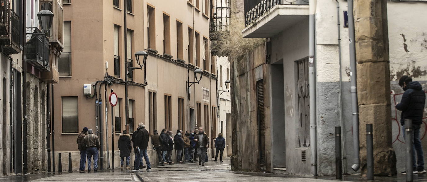 Personas esperando a las puertas de la Cocina Económica. 