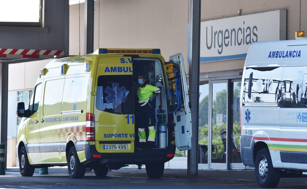Dos ambulancias a la entrada del servicio de Urgencias del Hospital San Pedro. 