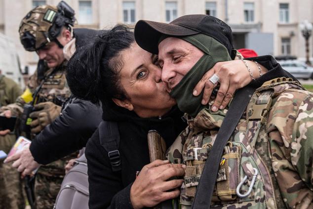 Una mujer besa a un soldado ucraniano mientras los residentes locales se reúnen para celebrar la liberación de Jersón, el 13 de noviembre de 2022, en medio de la invasión rusa de Ucrania.