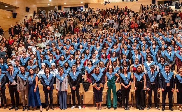 Graduación en la Facultad de Letras y de la Educación de la UR