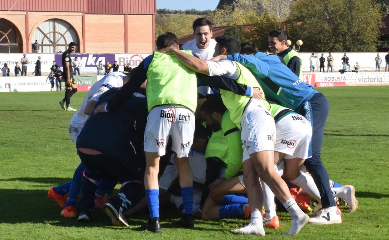 Los jugadores del Arnedo celebran su pase para la siguiente ronda de la Copa del Rey. 