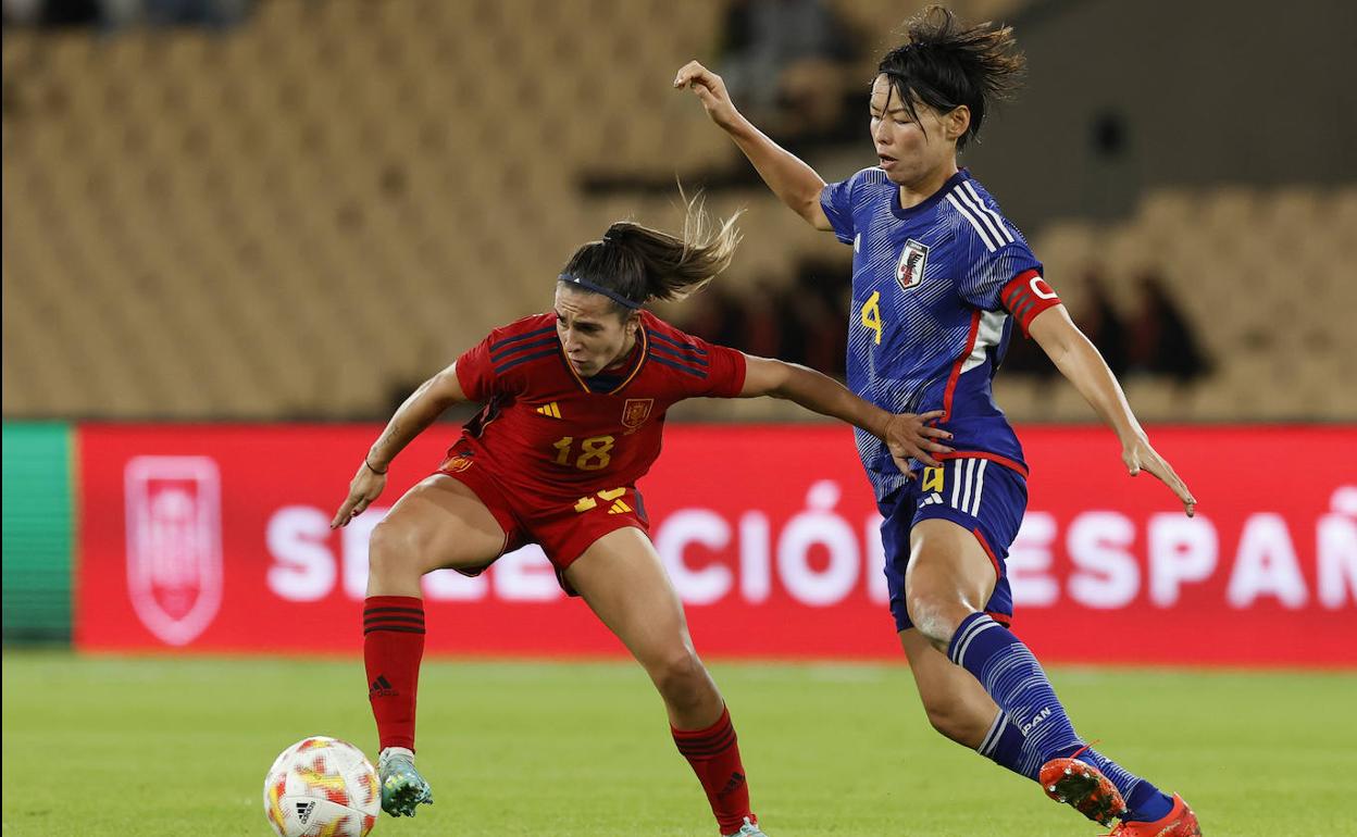  Marta Cardona juega un balón ante Saki Kumagai. 