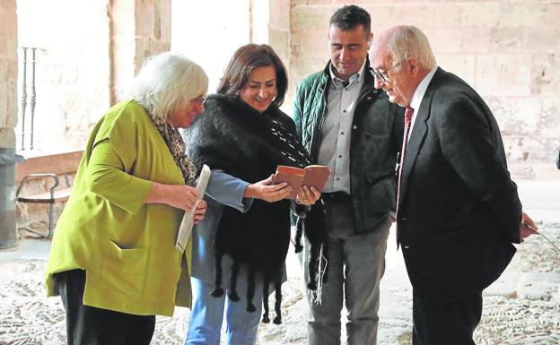 Ana Zabalegui, Concha Andreu, Ignacio García y Pedro Uruñuela, a la entrada del Monasterio de Yuso. 