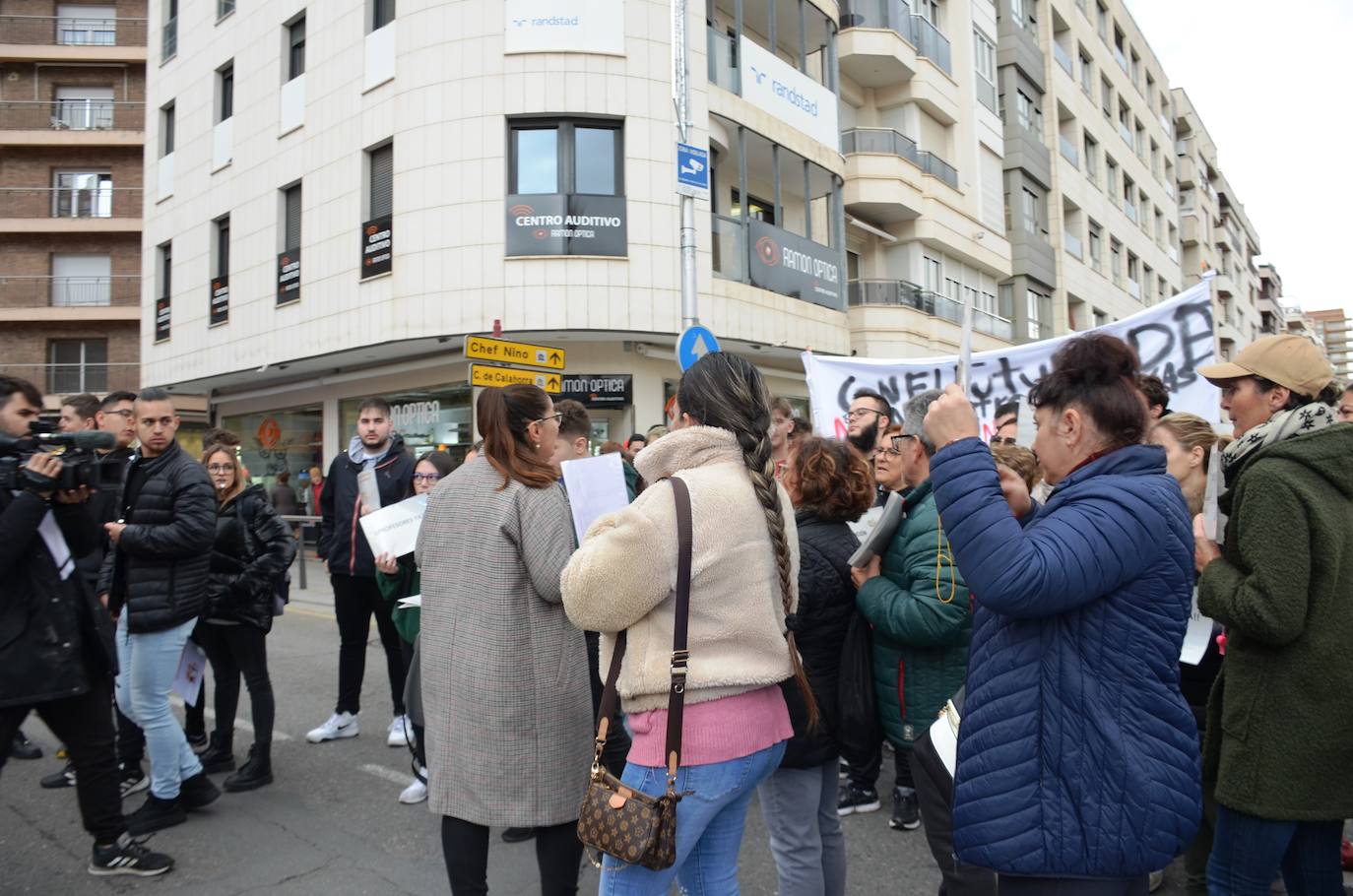 Imagen secundaria 2 - Manifestantes durante su protesta y llegada de la alcaldesa, Elisa Garrido, para dialogar con ellos. 