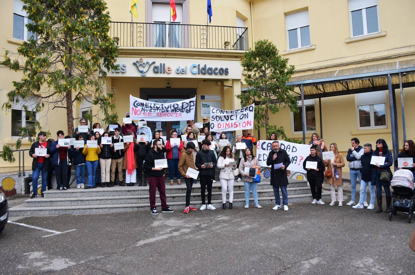 Concentración ante la puerta del IES Valle del Cidacos. 