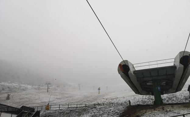 Estación de esquí de Valdezcaray cubierta por una fina capa de nieve. 