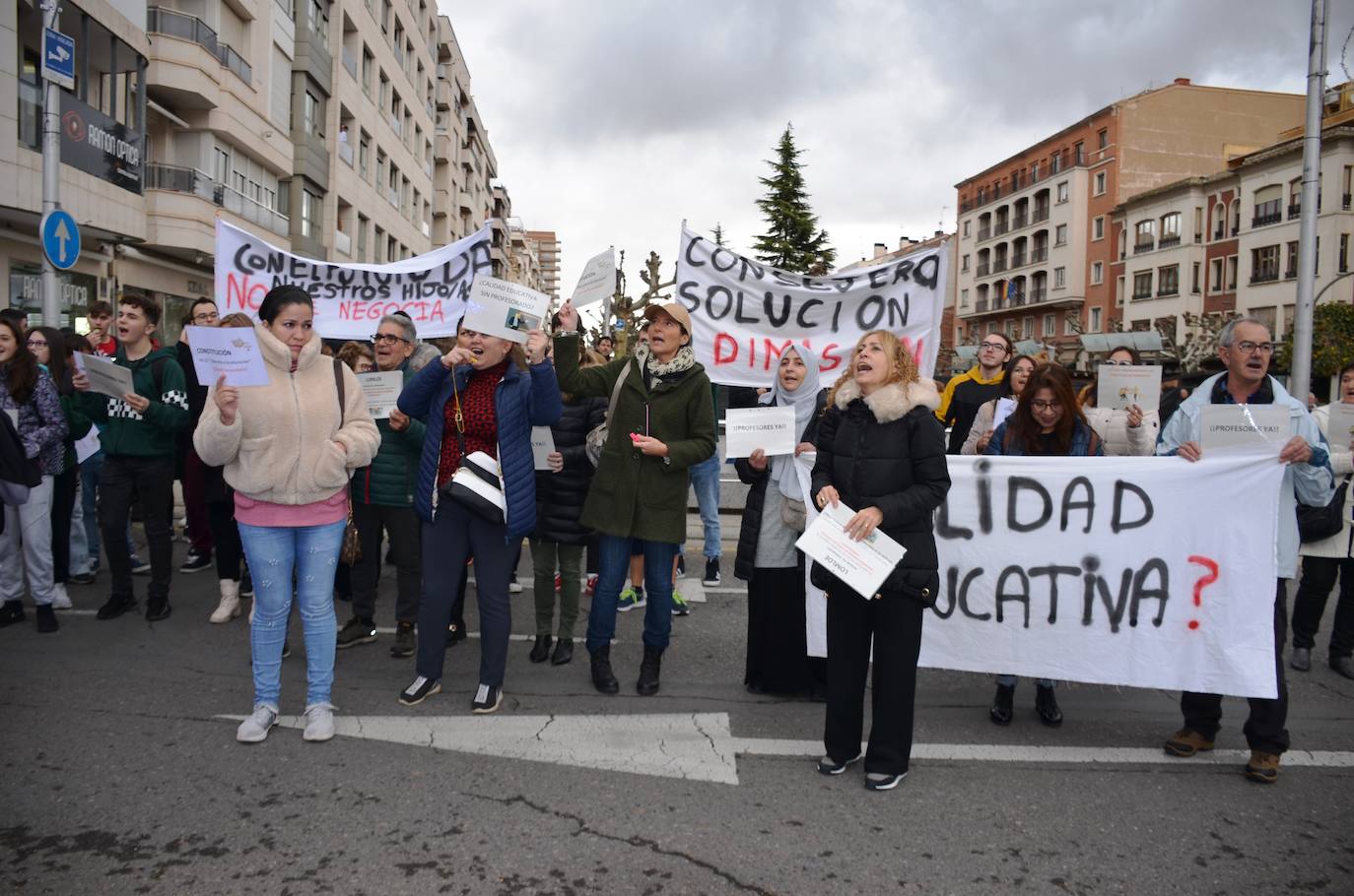 Imagen secundaria 1 - Manifestantes durante su protesta y llegada de la alcaldesa, Elisa Garrido, para dialogar con ellos. 