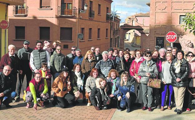 Participantes en la ruta de ayer junto al parque diseñado por Miguel Ángel Sáinz frente al Museo del Vino. 