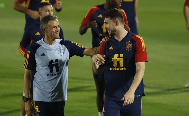 Laporte bromea con Luis Enrique