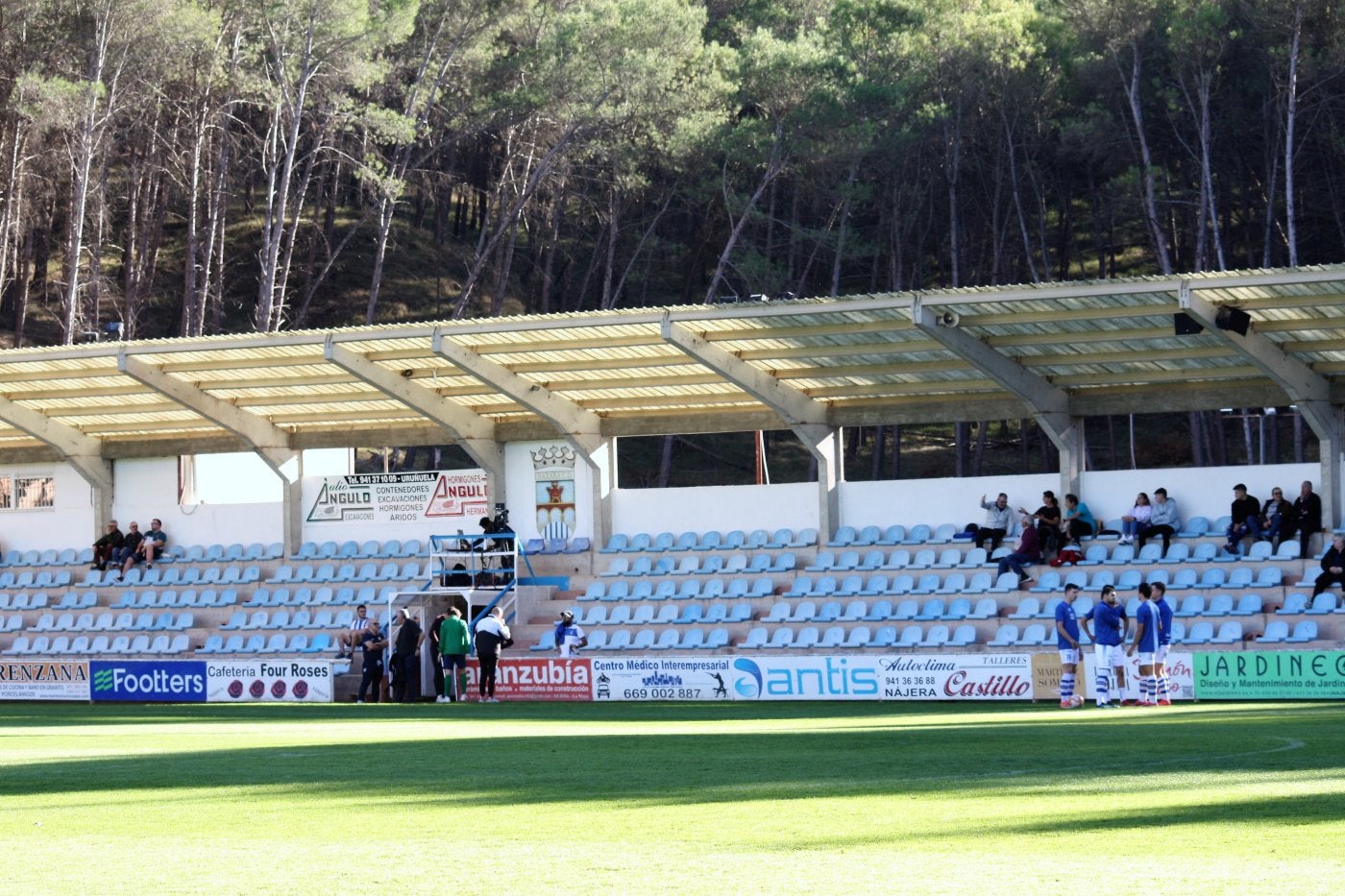 Las obras se llevarán a cabo bajo la tribuna actual del campo de fútbol. 