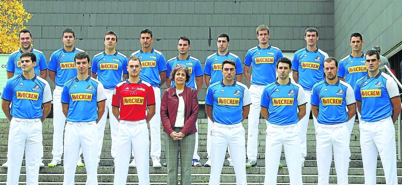 Los pelotaris participantes en el Parejas durante la presentación del campeonato en Pamplona. 