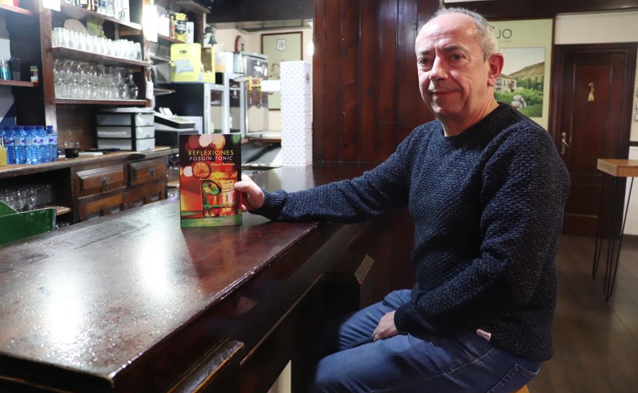 Miguel Bermejo, acodado en la barra de un bar alfareño, con su quinto libro. 