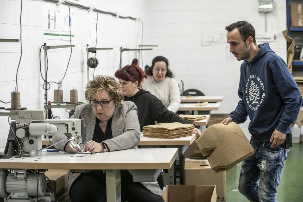 La profesora del curso, Francisca Galilea, y algunos de los usuarios de Asprodema-Rioja, en el taller de costura de la entidad. 