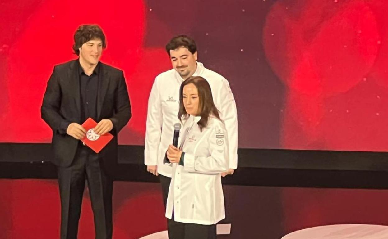 Gonzalo Baquedano y Mariana Sánchez, propietarios del Ajo Negro, junto a Jordi Cruz, tras recibir el galardón.. 