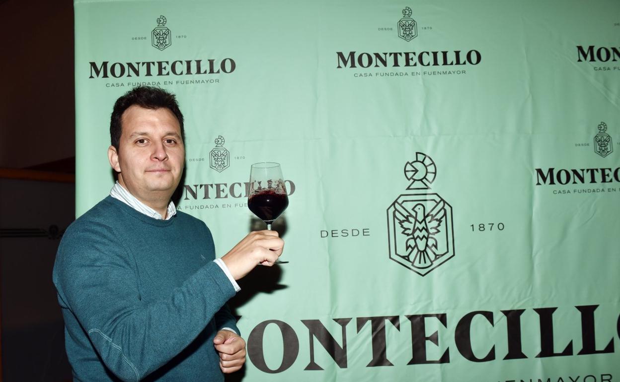 Carlos Ruiz Vergara posa con una copa de Bodegas Montecillo en el Campo de Logroño. 
