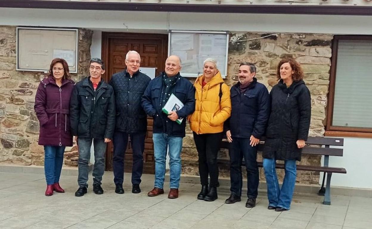 Neila Ortigosa, José Luis Berbés, José Ignacio Ceniceros, José Ignacio Rincón, Esther Ochoa, Ricardo Velasco y María Marrodán posan tras la constitución de la comisión gestora de Robres del Castillo. 