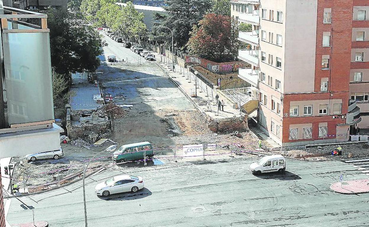 La parte sur de la obra, la del último tramo de Vara de Rey, en el que se encuentra el puente sobre la vía, es la más retrasada de la intervención. 