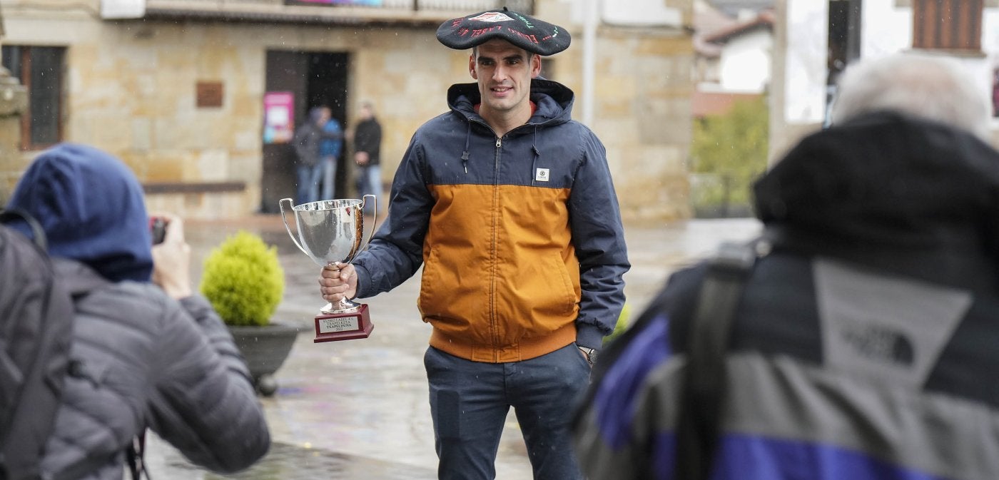 Joseba Ezkurdia posa, el pasado lunes, con sus trofeos de campeón en Arbizu. 