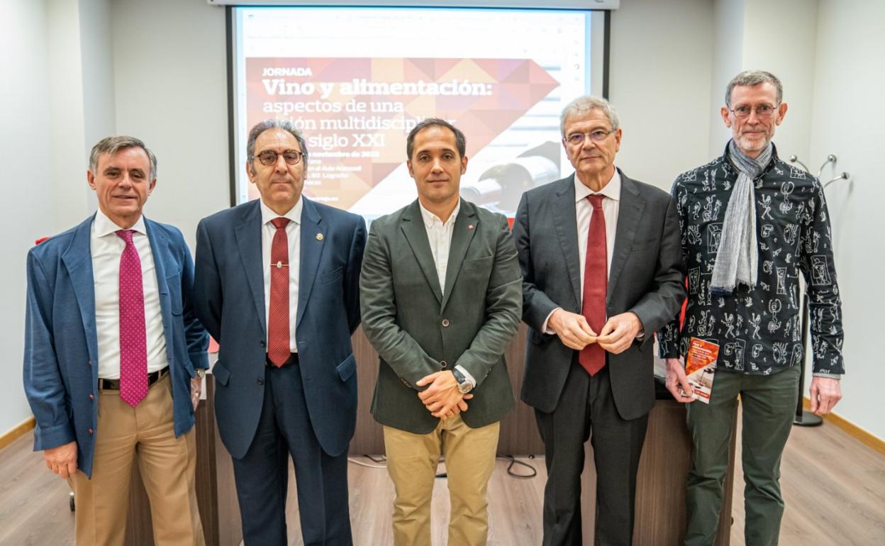 Tomás Prieto, a la izquierda, con otros participantes en la jornada de la UR. 