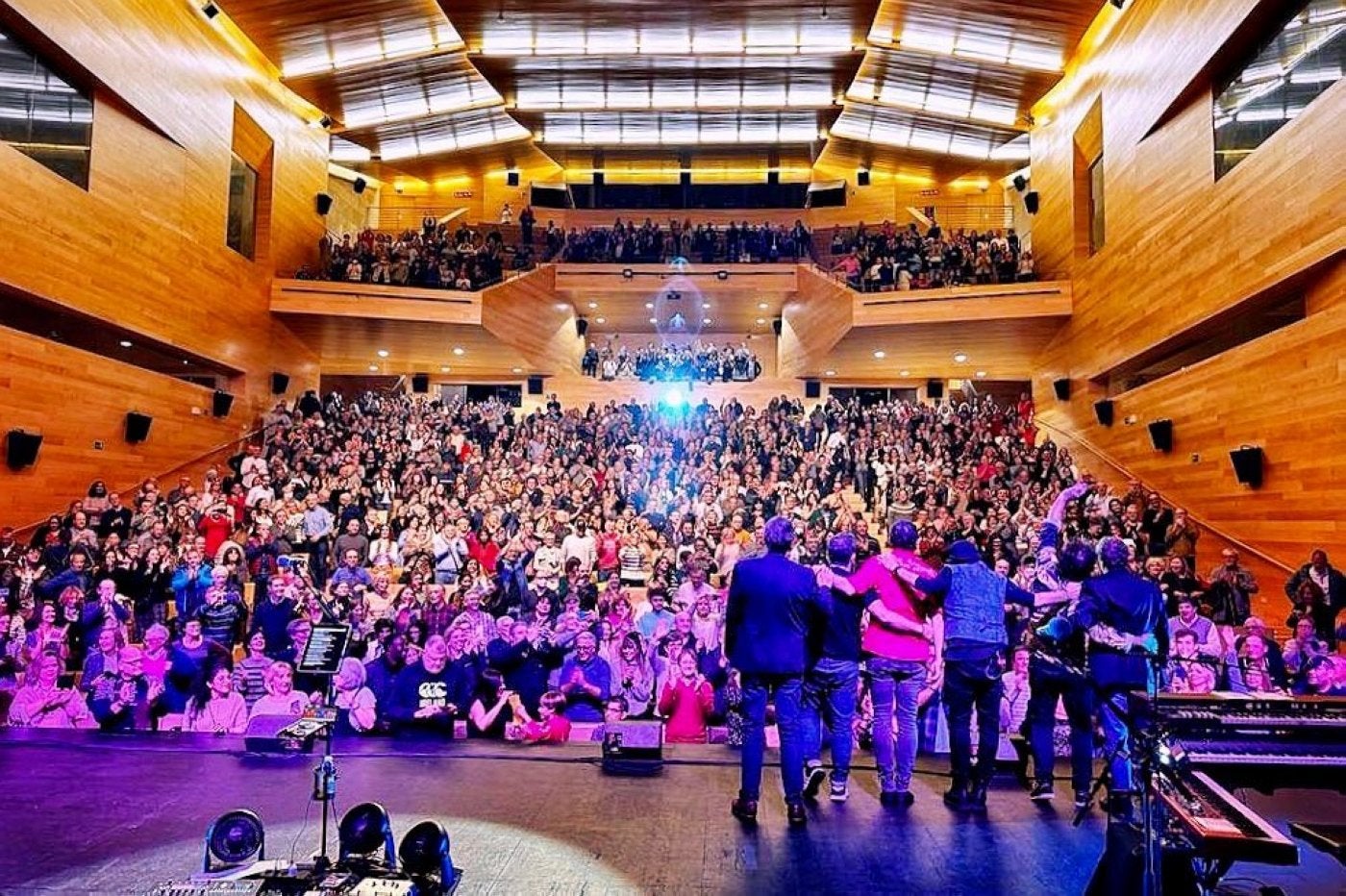 Los Secretos reciben el aplauso final de los espectadores que llenaron el auditorio de Riojafórum en Logroño el pasado viernes.