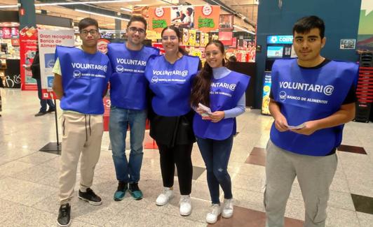 Jóvenes voluntarios para la campaña, en el Eroski de Calahorra. 