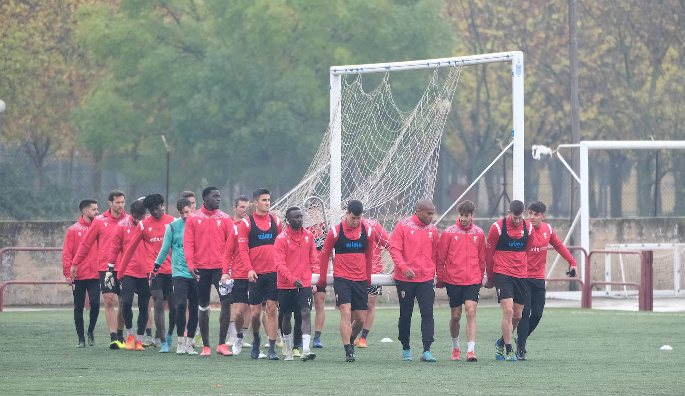 Los jugadores de la UDL transportan una portería en el entrenamiento del pasado miércoles. 