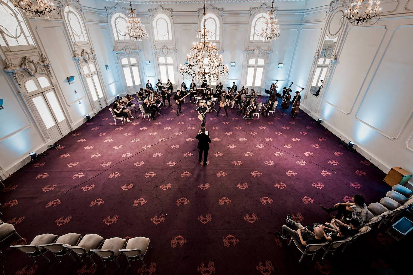 Una imagen de la grabación del video en el Círculo Logroñés. 