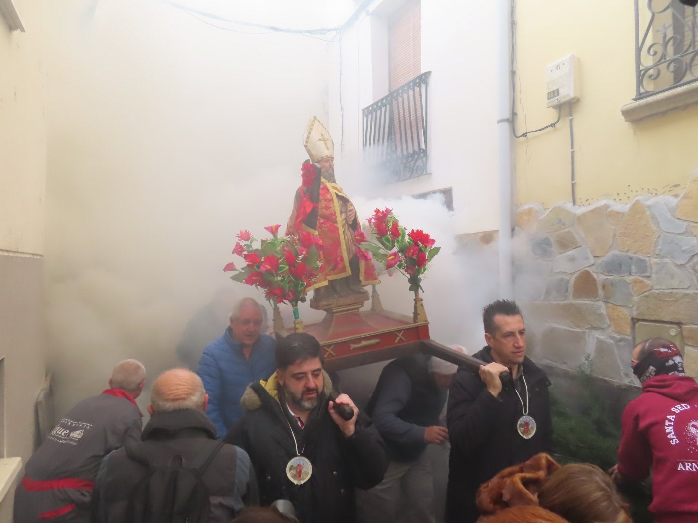 La imagen de San Andrés surge de la inmensa humareda de romero y grojo que cubrió por completo la calle Tomba de Arnedillo. 