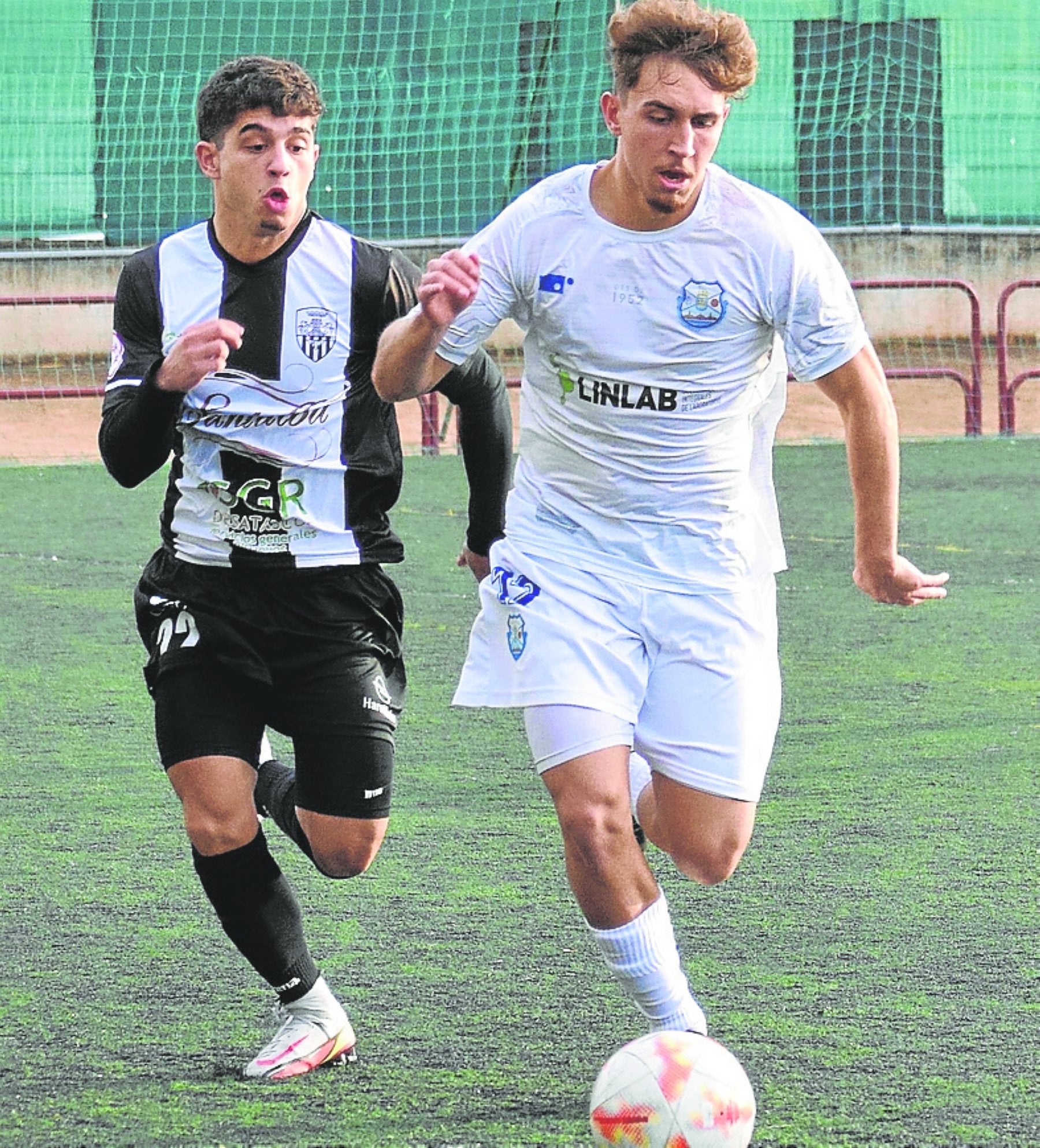 Maroto avanza con el balon perseguido por Rivada. 