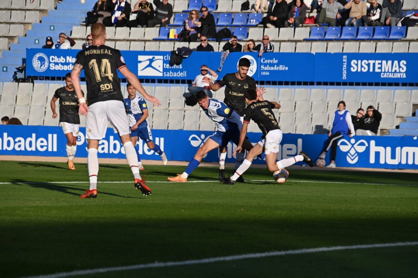 Un lance del partido de este sábado que midió a la SD Logroñés con el Sabadell. 