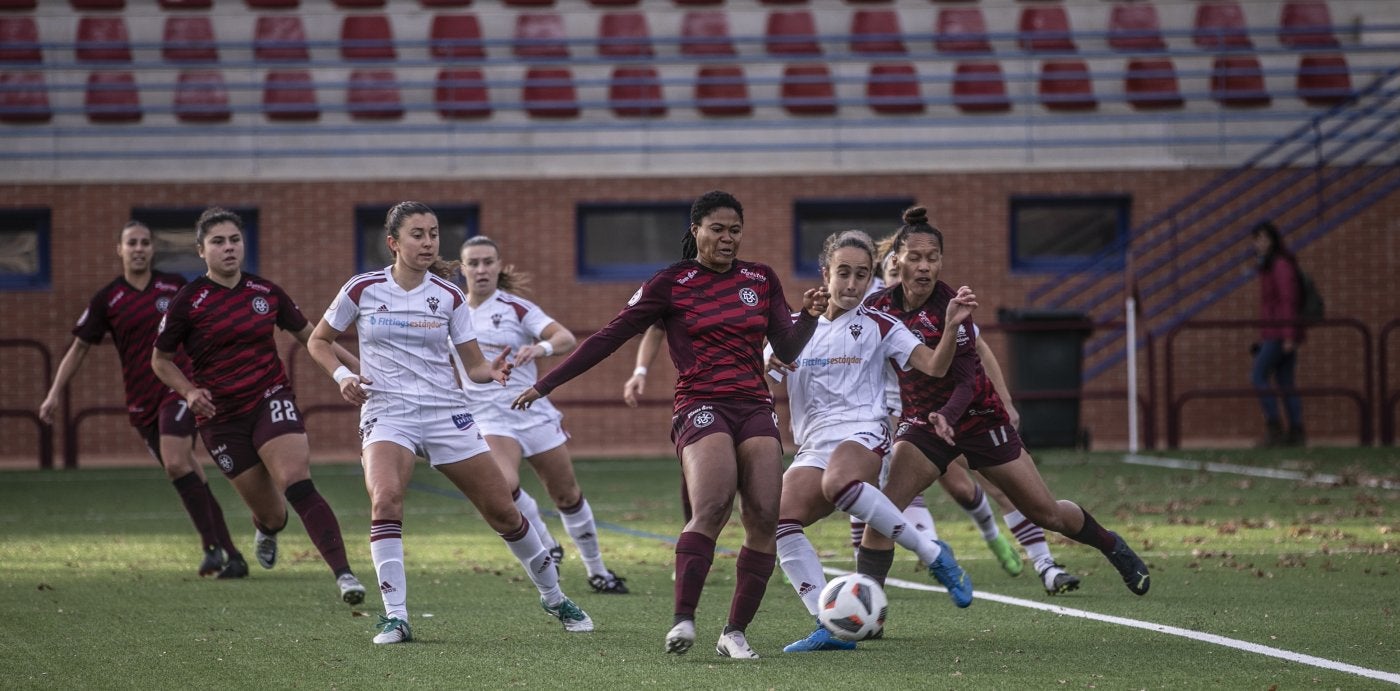 Las jugadoras vinotinto presionan ante el control del esférico del Albacete. 