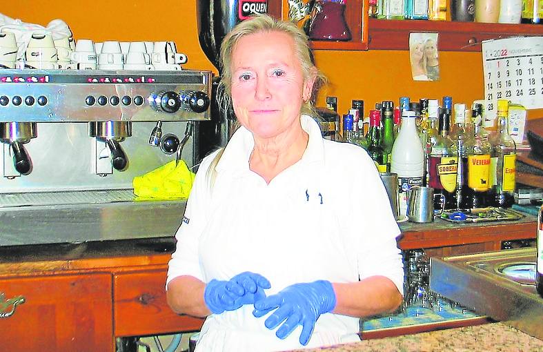 Imagen secundaria 2 - María Rosario Sánchez, en su bar, y monumental entrada al convento.