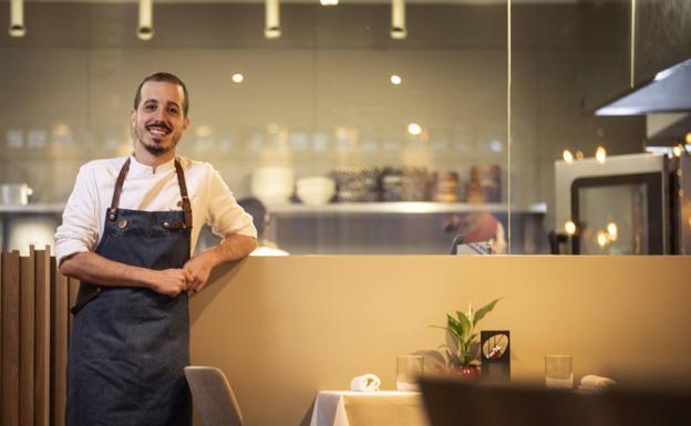 Iñaki Murúa en la cocina de su restaurante.