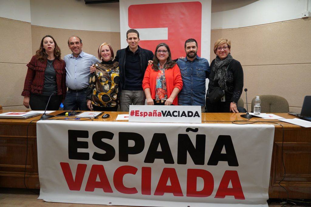 Inmaculada Sáenz, en el centro, junto al resto de responsables de la coordinadora ejecutiva de España Vaciada.