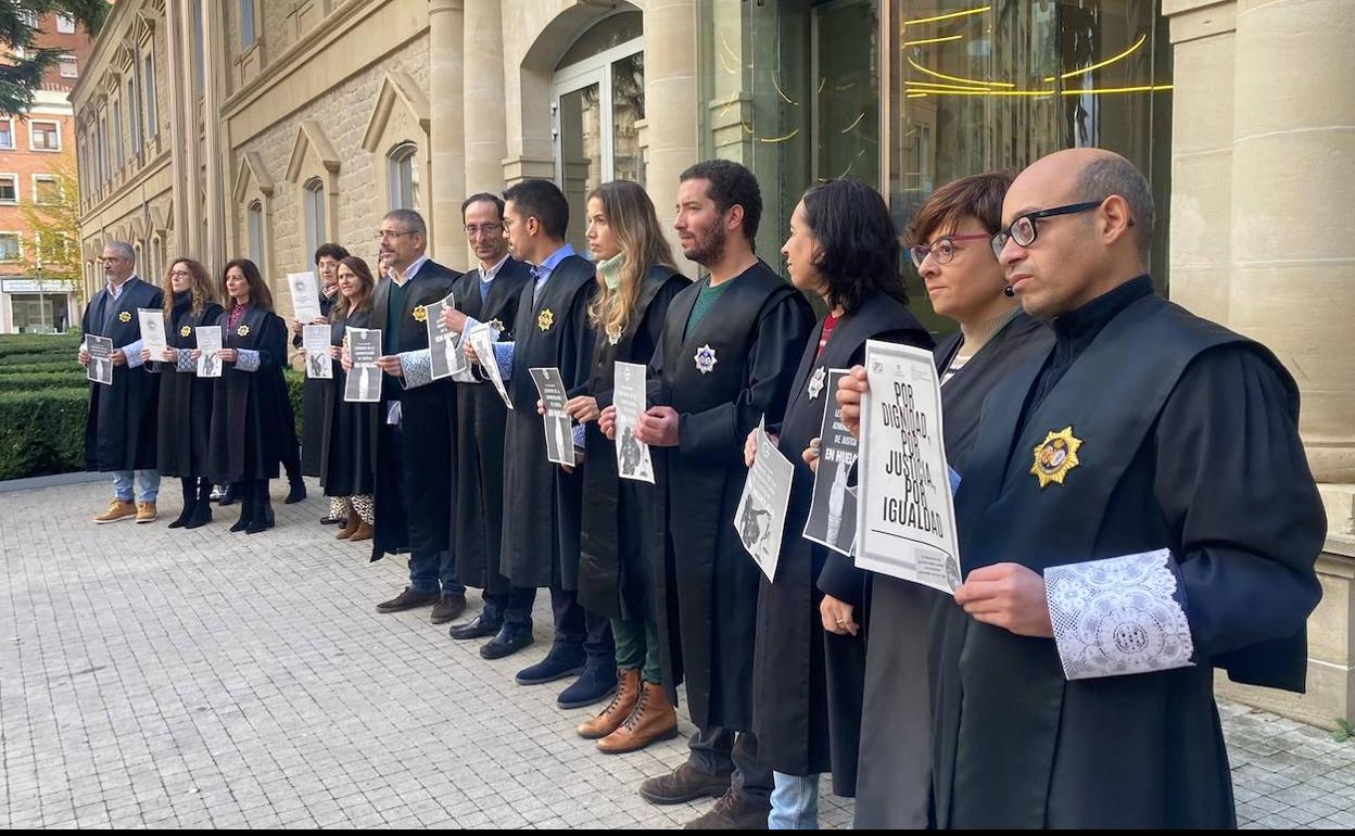 Los letrados de la Administración de Justicia de La Rioja, este martes frente al Palacio de Justicia. 