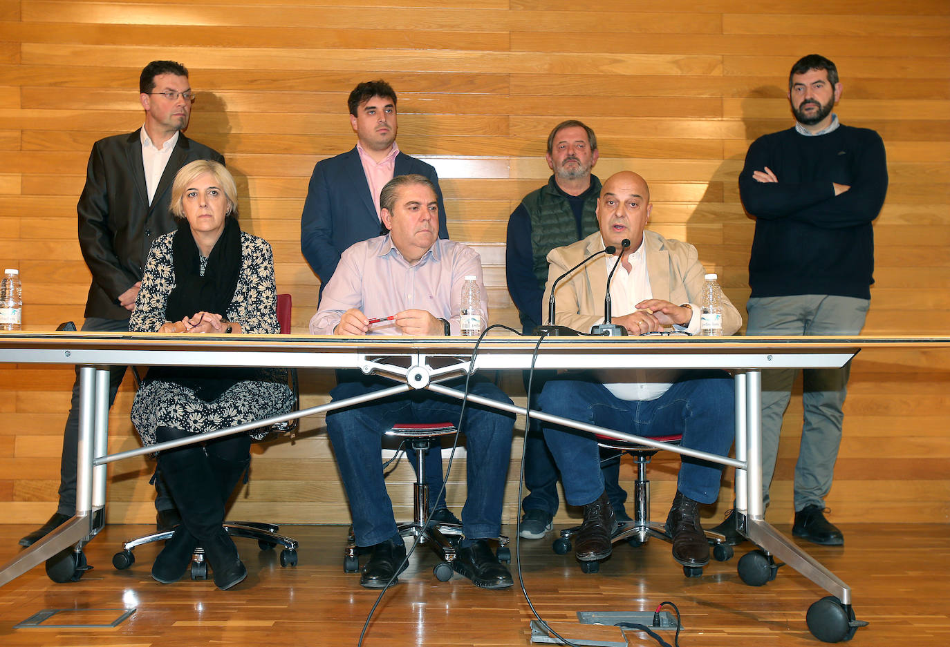 Ediles y afiliados del Partido Riojano durante la rueda de prensa de este martes 