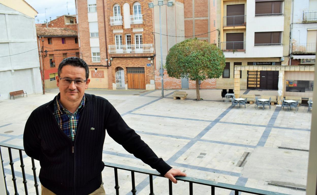 El alcalde de Lardero, Manuel Vallejo (PP), posa en el balcón del Ayuntamiento, con la recientemente ampliada plaza de España al fondo. 