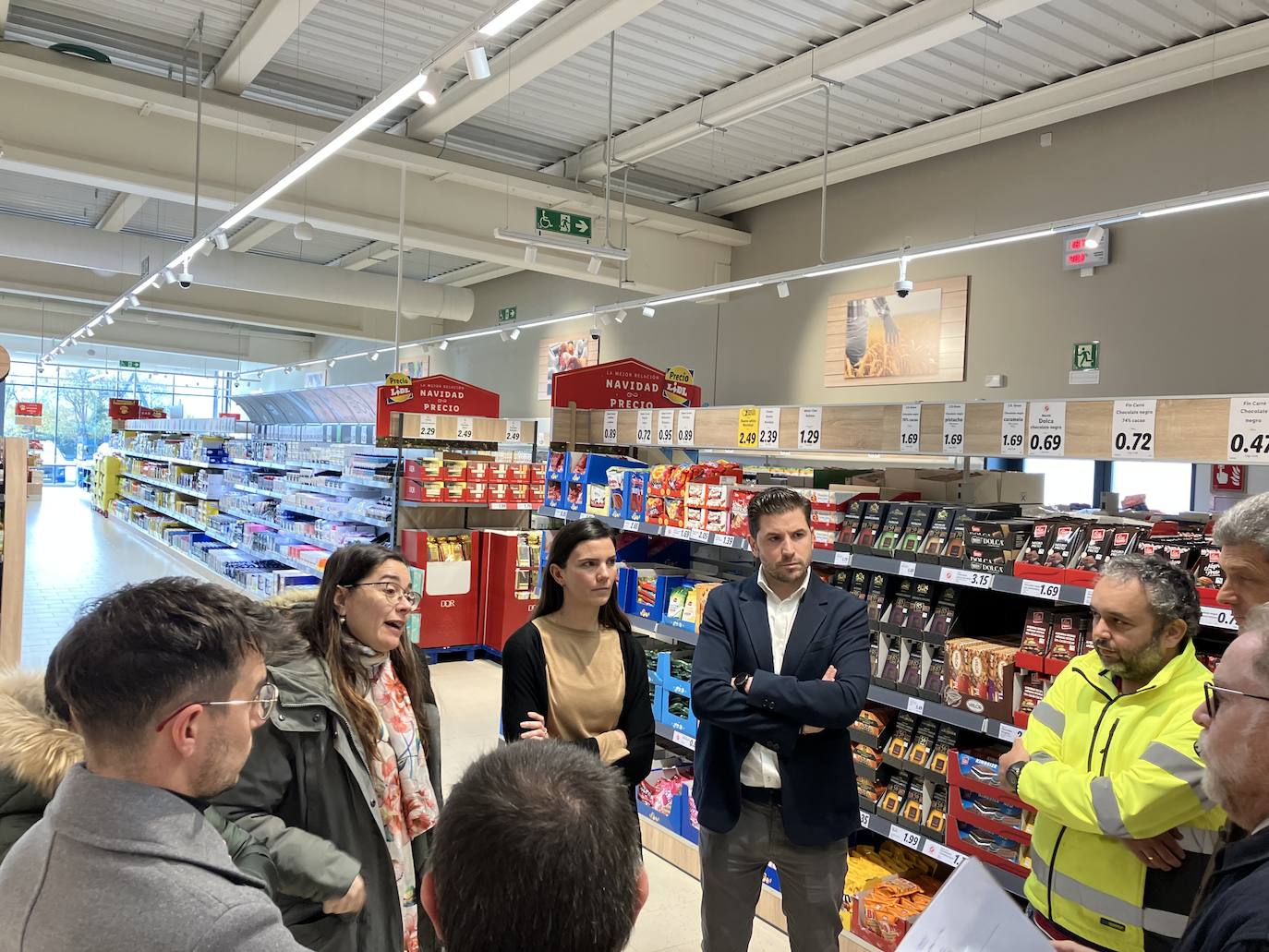 Visita de las autoridades, con la alcaldesa Elisa Garrido al frente, al interior del supermercado Lidl. 